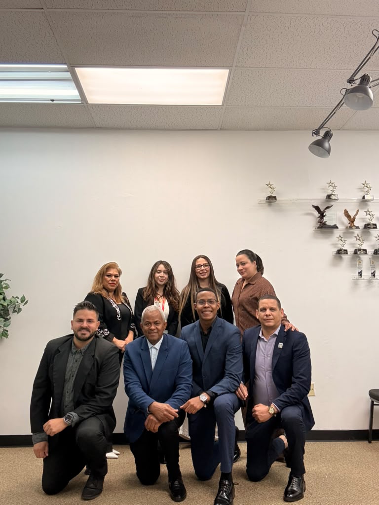 Equipo reunido en la oficina